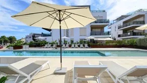Luxus Apartment nur 300 Meter zum Strand mit Pool, Liegen, Grill, Privatparkplatz - Image 3