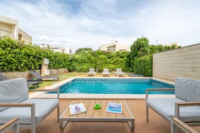Villa avec piscine privée, terrasse et jardin | Vue jardin | Parfaite pour le travail à distance - Image 3