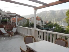 Flat with terrace & BBQ - Image 2