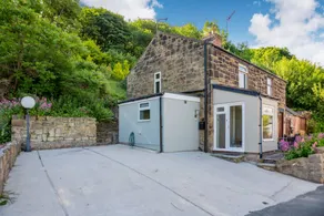 Cottage with garden - Image 2