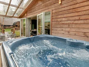 Fully equipped lodge with hot tub, sauna & terrace - Image 5