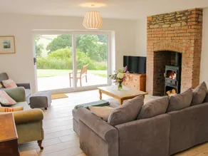 Cottage with BBQ, terrace & garden - Image 4