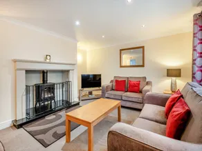 Child-friendly cottage with garden & private pool - Image 2