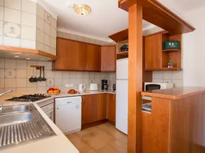 Fully equipped flat with BBQ, garden & private pool | Beach nearby - Image 4