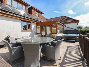 Cottage with hot tub & garden | Beach view - Image 2