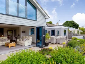 Cottage with hot tub & garden - Image 2