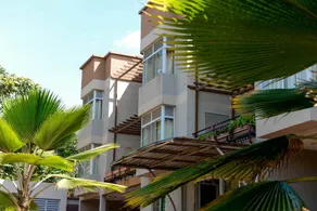 Dedicated room with jacuzzi, garden & pool | City view - Image 2