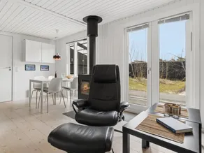 Holiday home with terrace - Image 4