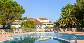 Holiday apartment with garden & pool - Image 4