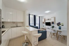Agréable appartement de vacances avec internet haut débit | Vue ville | À côté de la plage | Adapté au travail à distance - Image 4