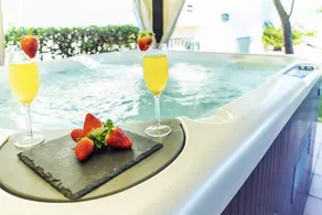 Villa with jacuzzi, BBQ & private pool - Image 4