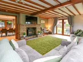 Cottage with hot tub & garden - Image 3