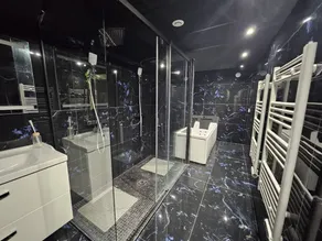 Flat with jacuzzi & sauna | City view - Image 4