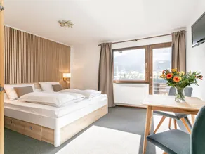 Cosy accommodations for large travel groups - Image 3