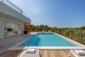 Villa with pool, garden & terrace - Image 3