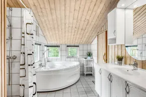 House with sauna, hot tub & terrace - Image 5