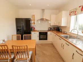 Children-friendly cottage with garden - Image 4