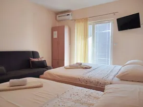 Pleasant flat with fast internet, garden & terrace | Sea view | Beach nearby - Image 5