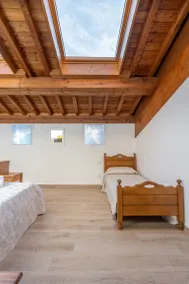 Agriturismo Ai Dossi: Camera matrimoniale con finestre velux vista cielo e bagno privato. - Image 4