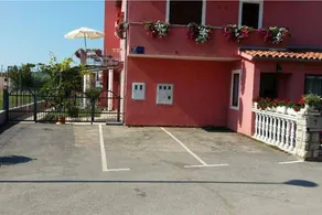 Apartamento vacacional con jardín, terraza y barbacoa - Image 2