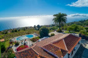 Familienfreundliches großzügiges Ferienhaus mit privatem Pool, Terrasse und Grill | Panoramablick - Image 2