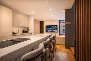Child-friendly holiday apartment with garden, fast internet & terrace | Next to Manchester Town Hall | Dogs allowed - Image 3
