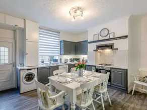 Cottage with barbeque & garden - Image 4