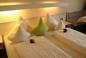 Holiday apartment with terrace, heated pool & sauna - Image 3