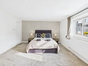 Apartment with garden - Image 3