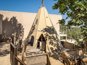 Location insolite avec terrasse et piscine - Image 4