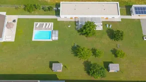 Appartement avec piscine, terrasse et jardin | Vue jardin - Image 5