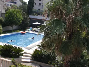 Pleasant flat with garden, pool & terrace - Image 3