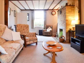 Cottage with garden & barbecue - Image 2