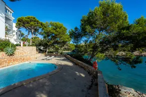 Appartement avec terrasse, piscine et jardin | Vue jardin - Image 2