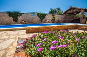 Wohnung mit Terrasse, Pool und Garten - Image 4