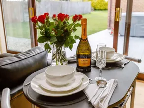 Fully equipped holiday home with hot tub, garden & barbeque - Image 5