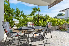 Apartment with barbecue, garden & terrace - Image 3