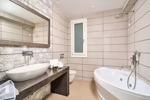 Villa avec jacuzzi, piscine privée et internet haut débit | Vue mer - Image 3