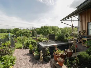 Cottage with hot tub & garden - Image 3