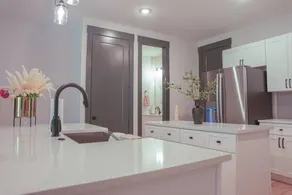 Loft, New Luxurious Large 3BR, Sleeps 9 + Parking - Image 2