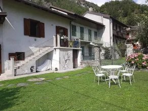 Chalet with garden - Image 2