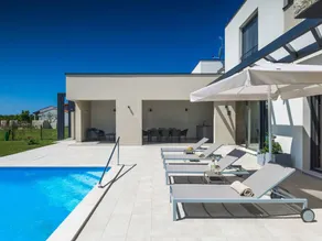 Ferienhaus mit beheiztem Pool, Terrasse und Garten - Image 5