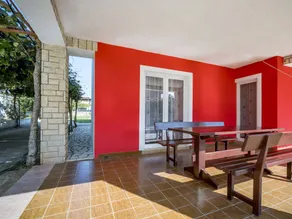 Holiday apartment with garden, pool & terrace - Image 3