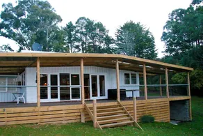 Lakefront Cabin Amid the Rolling Valley Hills in Taylor Bay, Victoria - Image 4