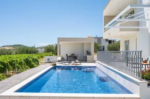 Espaciosa villa apta para familias con terraza, piscina y barbacoa | Vistas a la ciudad - Image 2