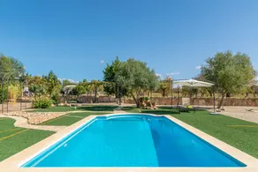 Villa with terrace, BBQ & private pool - Image 2