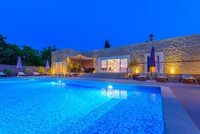Villa with terrace, barbeque & pool - Image 2