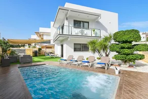 Family-oriented house with barbeque & pool | Close to the beach - Image 3