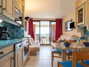 Appartement entièrement équipé avec piscine, jardin et terrasse | Vue mer | Plage à proximité - Image 3