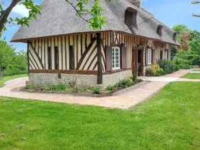 Fully equipped spacious holiday home with garden, terrace & barbeque - Image 2